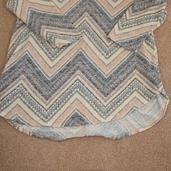 Deal! 2 Spring Time Tops - Picture 3 of 5